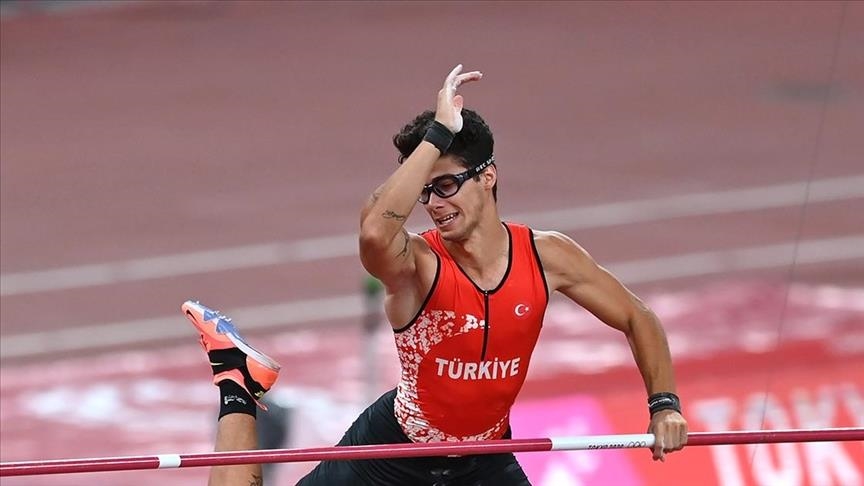التركي شاشما يحرز ذهبية القفز بالزانة في ألعاب المتوسط 