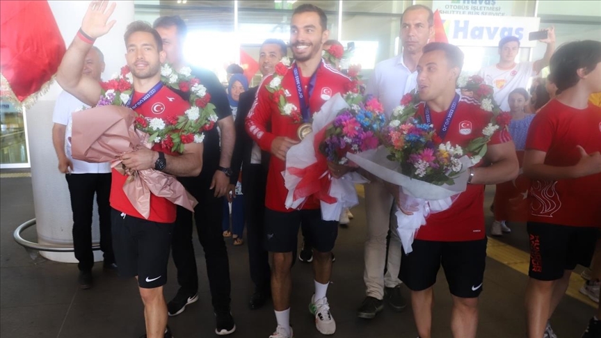 Akdeniz Oyunları'nda 11 madalya kazanan cimnastikçiler Türkiye'ye döndü