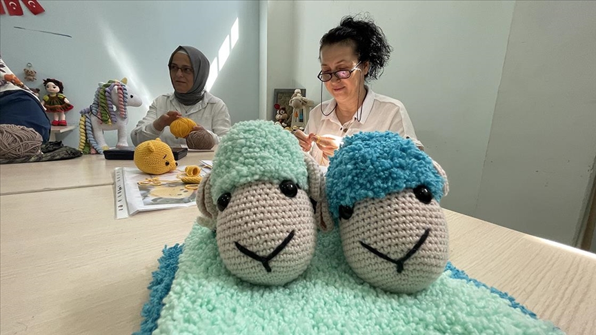 Sakarya'da kadınların yaptıkları örgü bebekler yurt dışına da satılıyor 