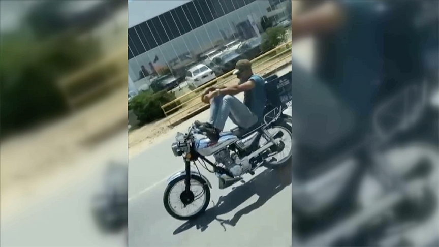 Adana'da motosiklet sürücüsünün tehlikeli yolculuğu kameraya yansıdı 