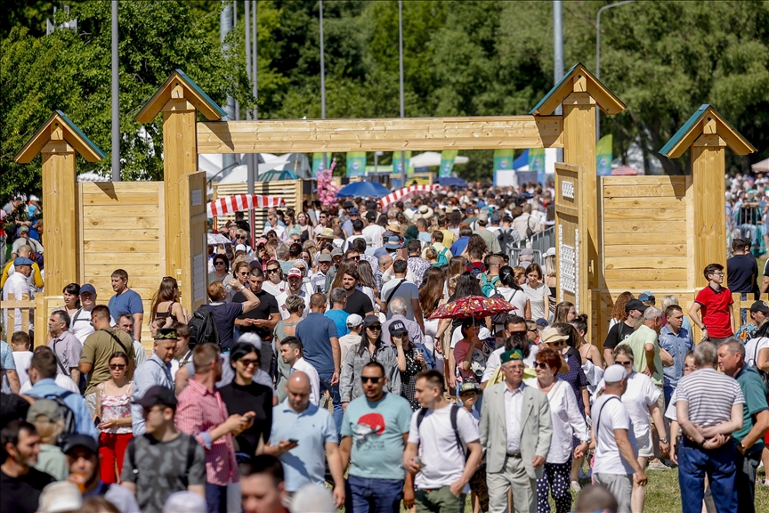 Татары и башкиры в России празднуют "Сабантуй"