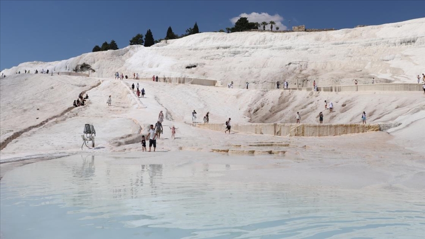 Müzeleri ücretsiz gezme imkanı sunulan gençlere Pamukkale daveti