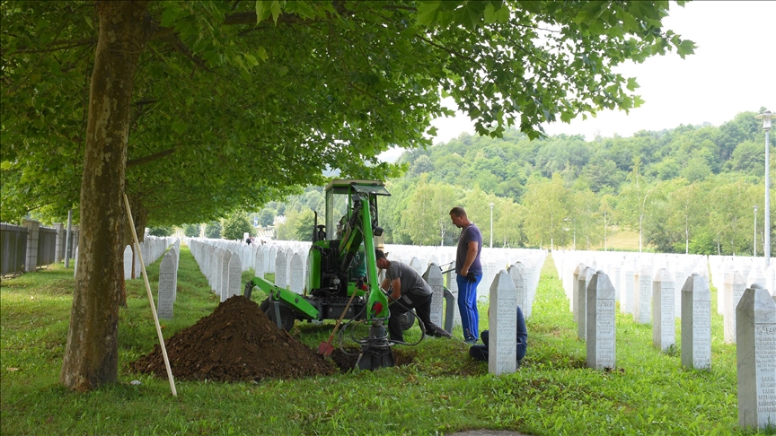 Подготовки за колективниот погреб на жртвите од геноцидот на 11 јули: Започна копањето гробови во Поточари