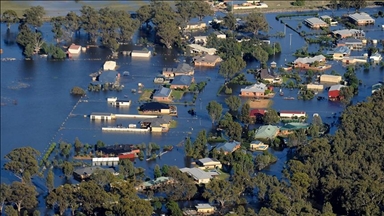 Australi, përmbytjet masive detyrojnë mijëra njerëz që të zhvendosen