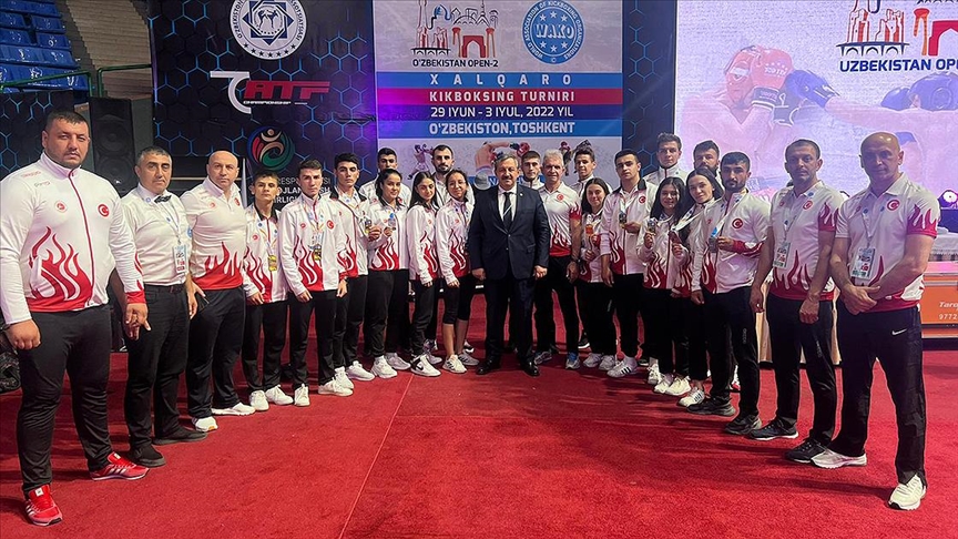 Milli kick boksçular, Özbekistan'da 12 madalya kazandı