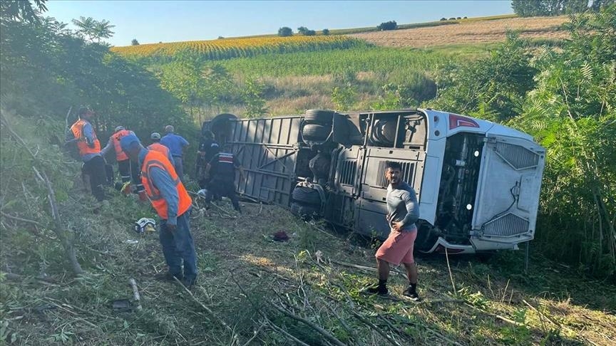 Li Kirklareliyê otobusa rêwiyan welgeriya, yek jê zarok 6 kes mirin û 25 kes birîndar bûn