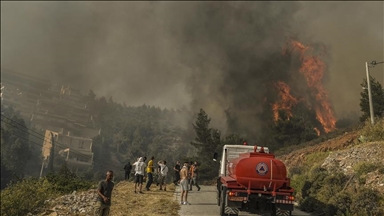 Wildfire continues to burn in central Greece