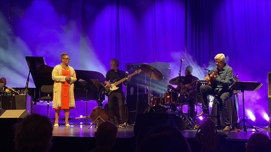 Cazın efsanelerinden Dianne Reeves, İstanbul'da konser verdi