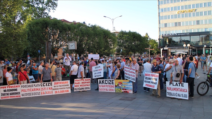 BiH: U Banjaluci održani protesti "Nećemo plate, hoćemo obećanja"