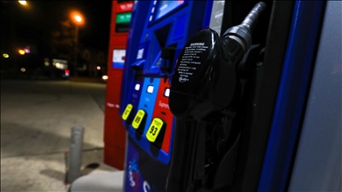 US gasoline prices fall to lowest since May, Brent below $100