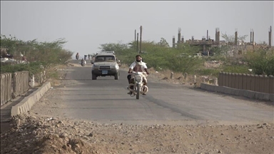 الحكومة اليمنية تعلن فتح طريق يربط مدينتي المخا وتعز