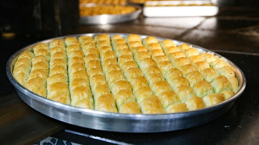 Baklavacılar bayrama hazır, tatlılar tezgahlarda yerini aldı