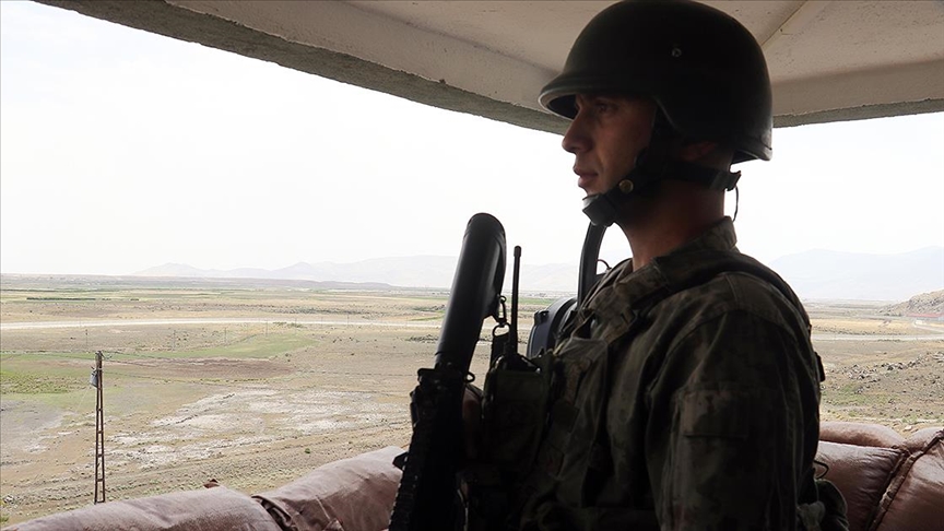 Bayramı sınır nöbetinde geçiren Mehmetçik'ten 'vatan uğruna can vermeye hazırız' mesajı