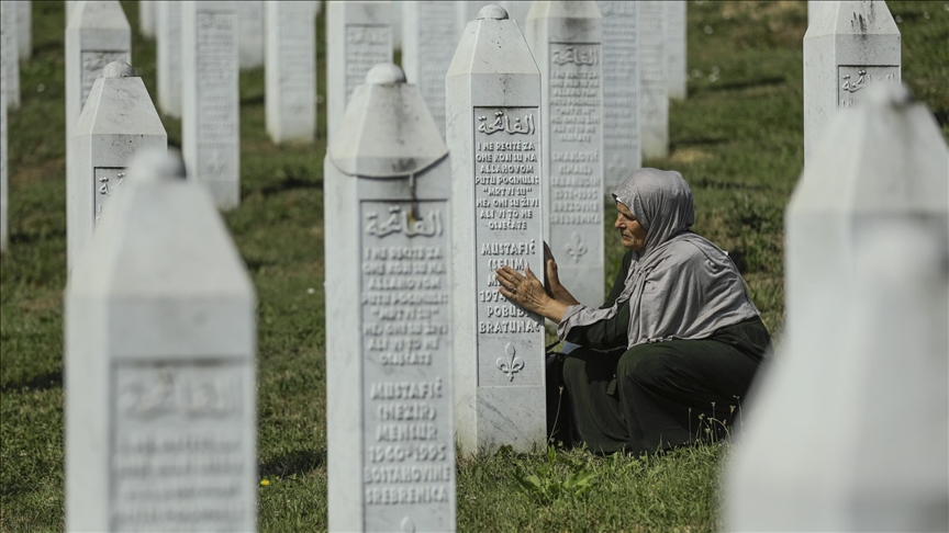 Srebrenitsa'daki soykırımda öldürülenlerin kemik kalıntılarına 85 farklı  toplu mezarda ulaşıldı