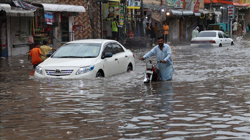 U poplavama i klizištima u Pakistanu poginulo još 15 osoba