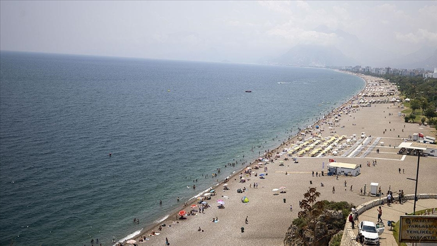 Antalya ve Muğla sahillerinde bayram tatili yoğunluğu yaşanıyor