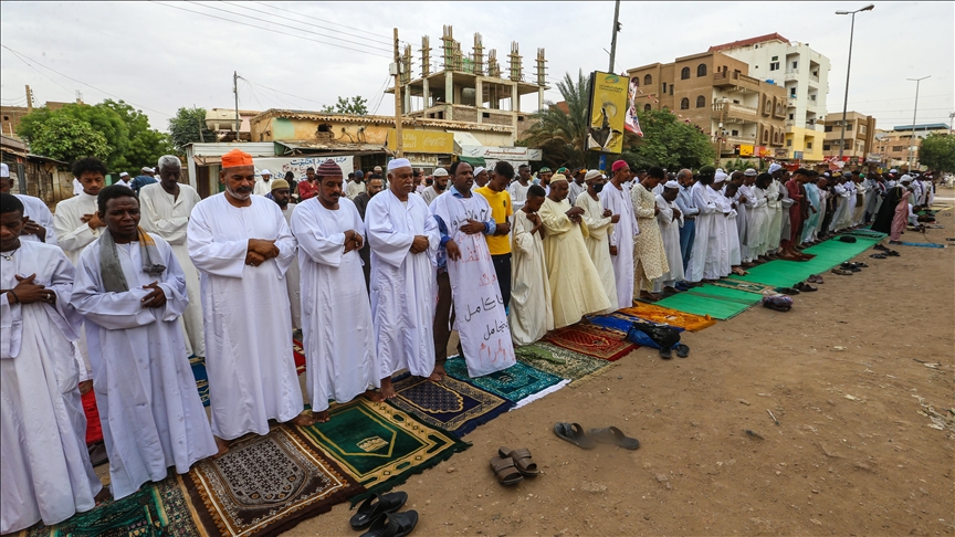 الخرطوم.. مئات المعتصمين يؤدون صلاة العيد