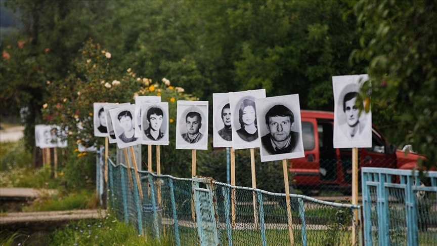 Sırp askerlerinin fotoğraflarının yerleştirildiği Srebrenitsa'da Müslümanlara provokasyon