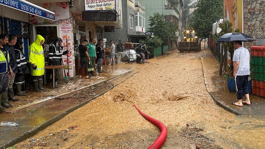 İstanbul'da gök gürültülü sağanak su baskınlarına neden oldu