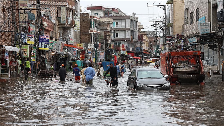 Pakistan'da aşırı yağışlar nedeniyle 10 barajda hasar meydana geldi