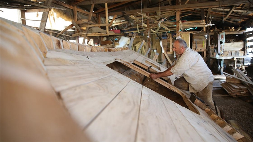 Nejdet usta 40 yıldır Karadenizli balıkçılara tekne yapıyor