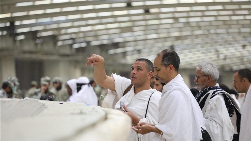 أول أيام التشريق.. حجاج بيت الله يواصلون رمي الجمرات في منى
