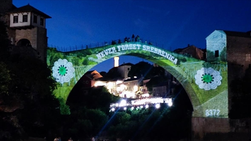 Mostar: Projekcija cvijeta Srebrenice na Starom mostu
