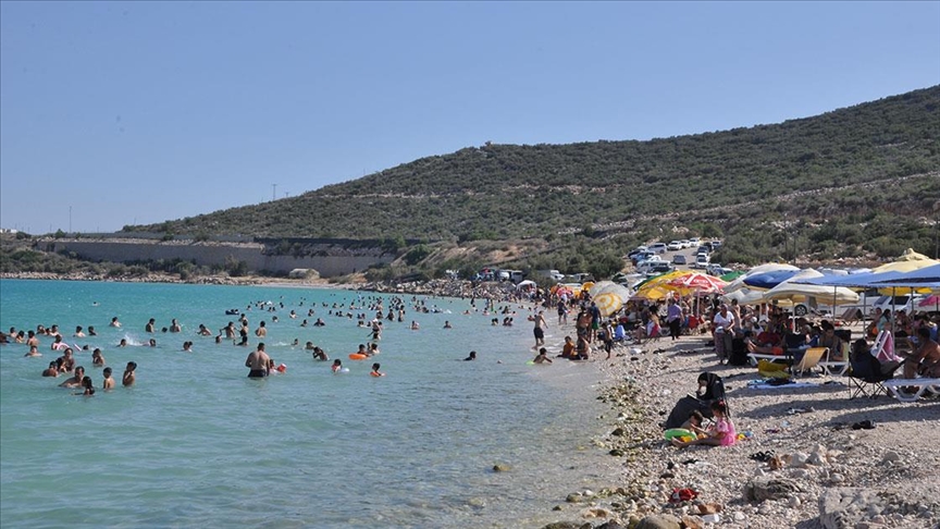 Mersin plajlarında bayram tatili yoğunluğu