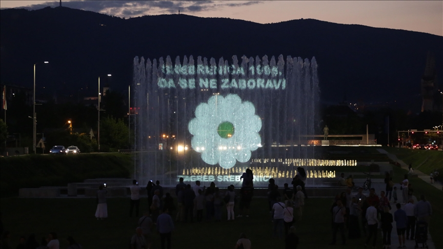 Zagreb: Projekcija "Cvijeta sjećanja" na fontanama povodom godišnjice genocida u Srebrenici
