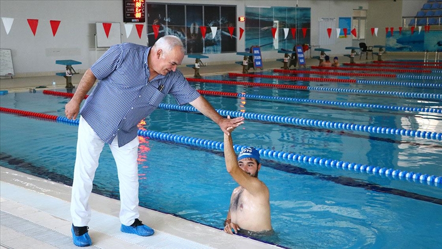 Otizmli Barkın yüzme sayesinde sosyalleşip özgüvenini artırdı 