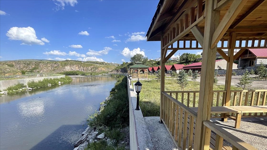 Kura Nehri kıyısına kurulan 'butik tatil köyü' turistleri ağırlayacak 
