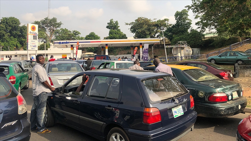Nijerya'da hükümet benzin kıtlığına çözüm buldu