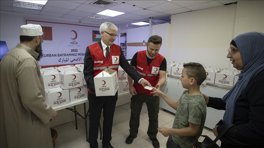 Турецкий Красный Полумесяц раздал жертвенное мясо 13 216 семьям в Палестине
