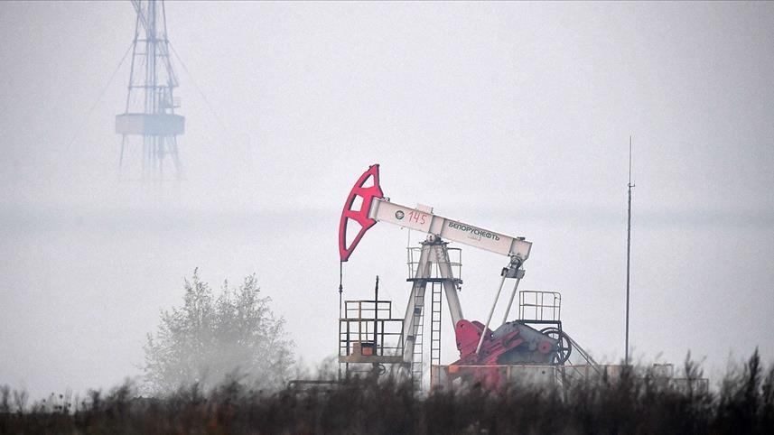 Нефть торгуется на уровне ниже $100 за баррель
