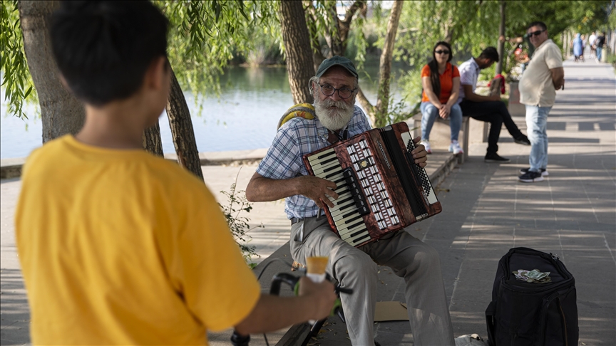 Sokak çalgıcısı 'Ata Abi' geleceğin müzik dehalarına ilham kaynağı oluyor
