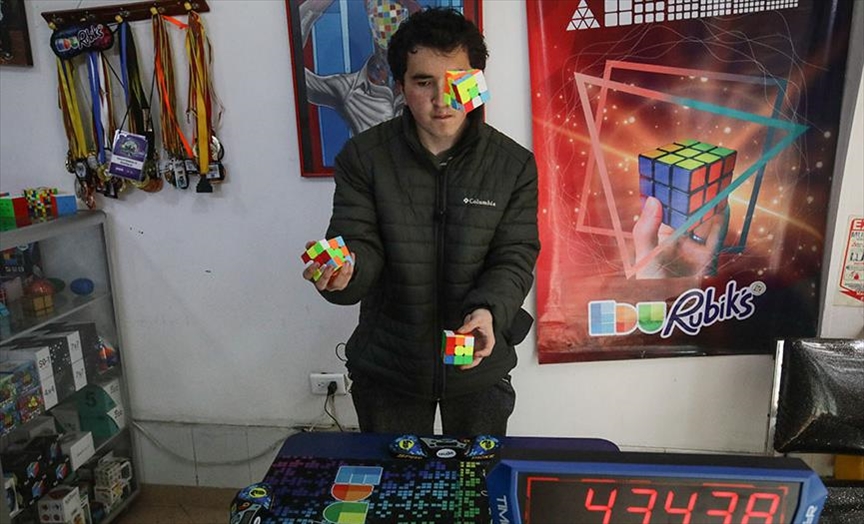 El joven colombiano que tiene el récord mundial por armar varios cubos de Rubik a la vez