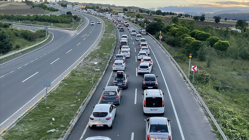 Tatilcilerin dönüş trafiği hızlandı