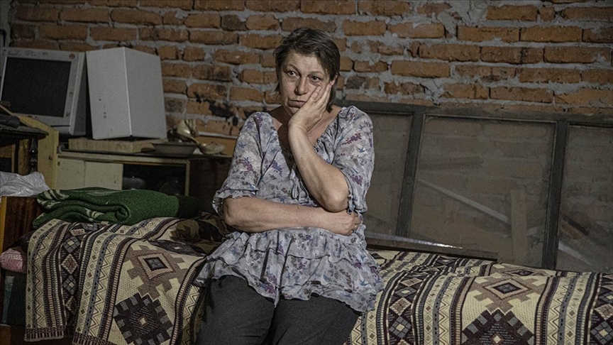 Ukrayna'da Rus saldırısında evsiz kalan Nadya, eşiyle komşu apartmanın bodrumuna sığındı