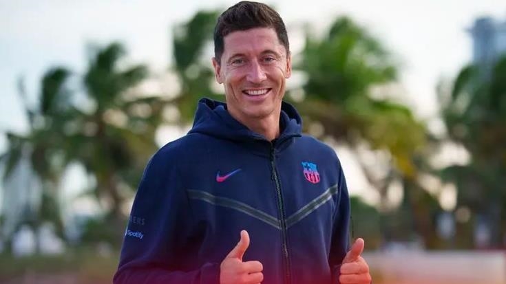 Barcelona podpisała kontrakt z polskim napastnikiem Lewandowskim Barcelona podpisała kontrakt z polskim napastnikiem Lewandowskim
