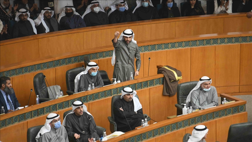 El emir de Kuwait nombra nuevo primer ministro y le pide que forme Gobierno