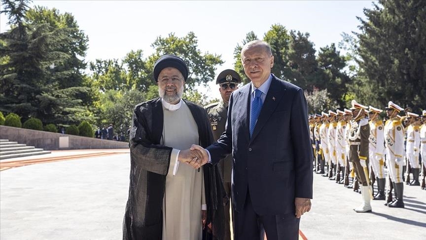 Iran : Raïssi accueille Erdogan avec une cérémonie officielle