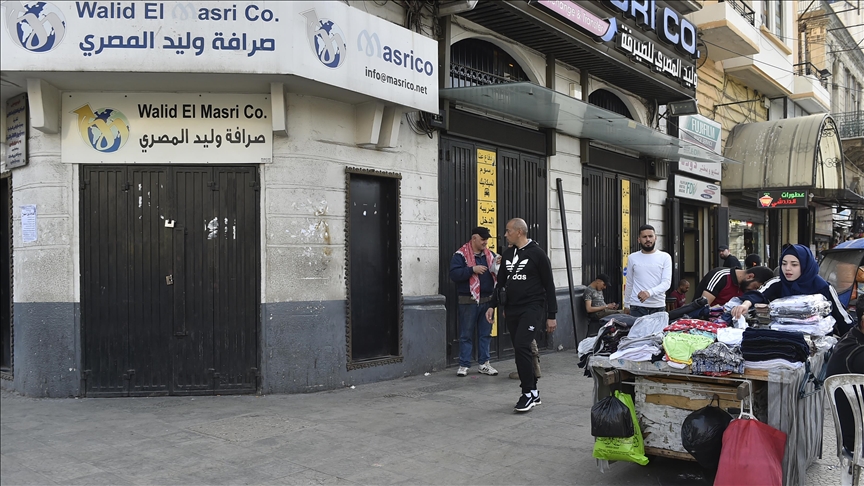 إضراب موظفي الإدارة العامة يزيد لبنان إرباكا (تقرير)