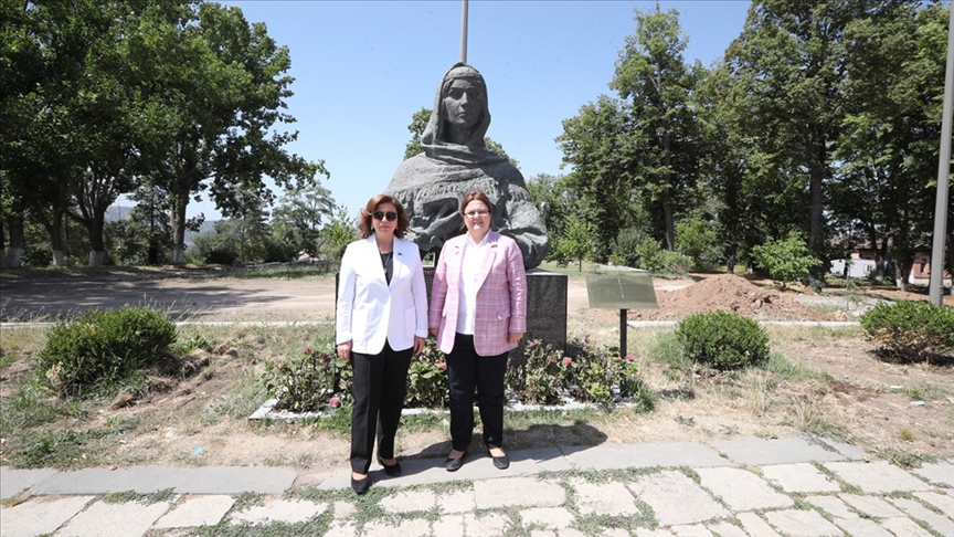 Bakan Yanık ve Azerbaycanlı Komite Başkanı Muradova, Şuşa'da 'birlik' mesajı verdi