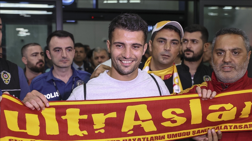Galatasaray sign 3-year contract with French right back Leo Dubois