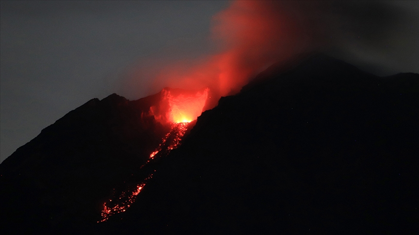 Japonya'daki Sakurajima Yanardağı'nda patlama oldu