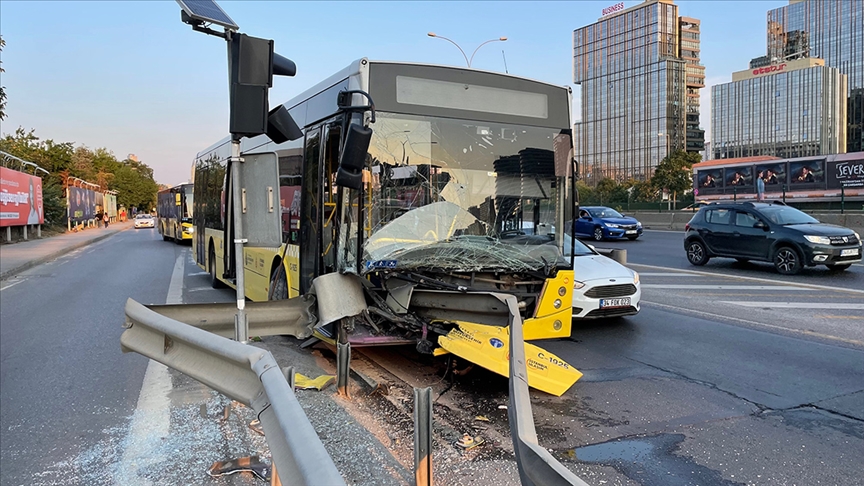 Üsküdar'da İETT otobüsü bariyerlere saplandı