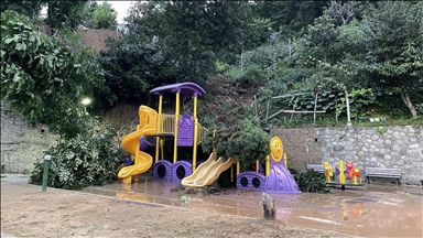 Rize'de toprak kayması sonucu çocuk parkı zarar gördü