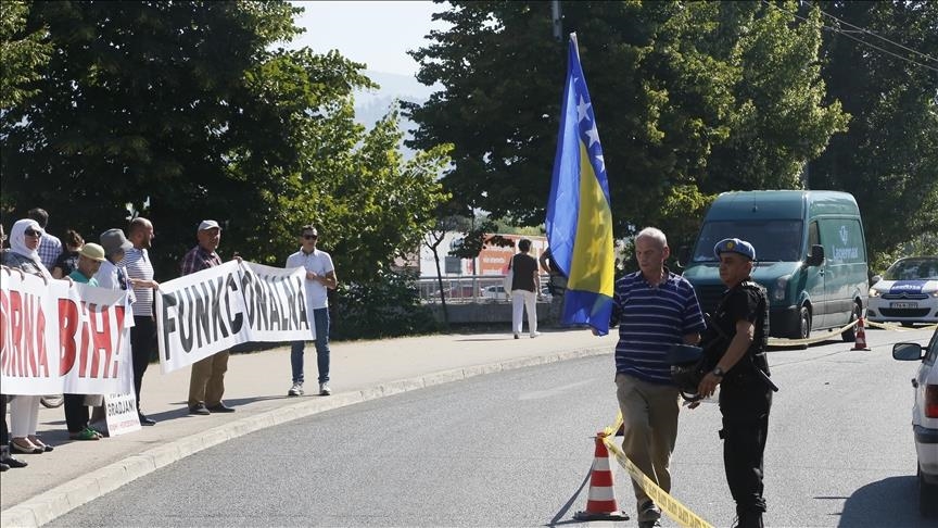 Sarajevë, vazhdojnë protestat kundër vendimit të paralajmëruar të përfaqësuesit special