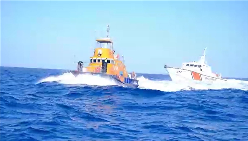 Tekneye taciz girişiminde bulunan Yunan botunu Türk Sahil Güvenlik botu uzaklaştırdı