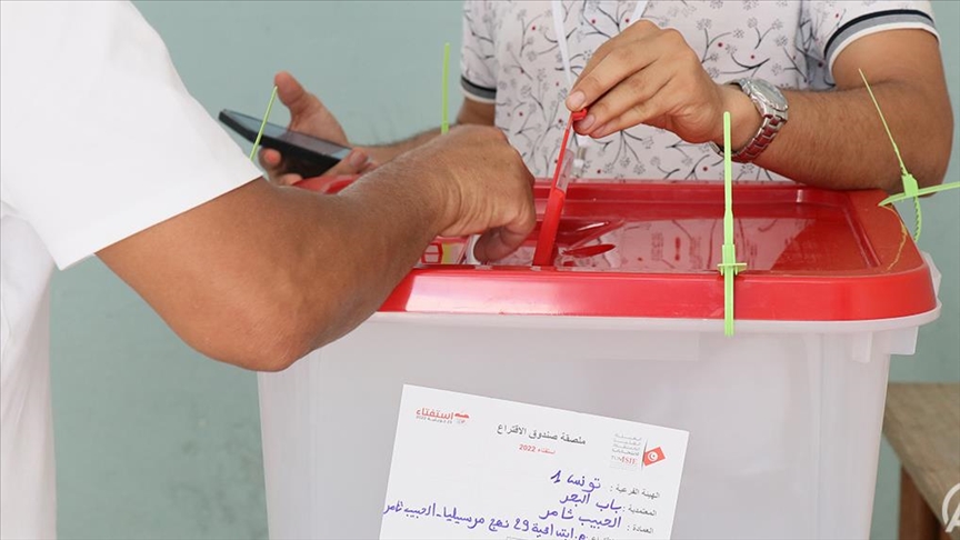 Tunisie : Fermeture des bureaux de vote pour le référendum sur la Constitution et début du dépouillement.